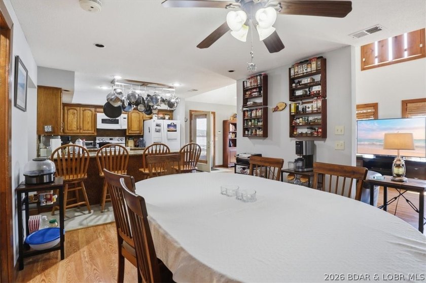 Discover a revitalized lakefront getaway situated at the 61.5 - photo 11