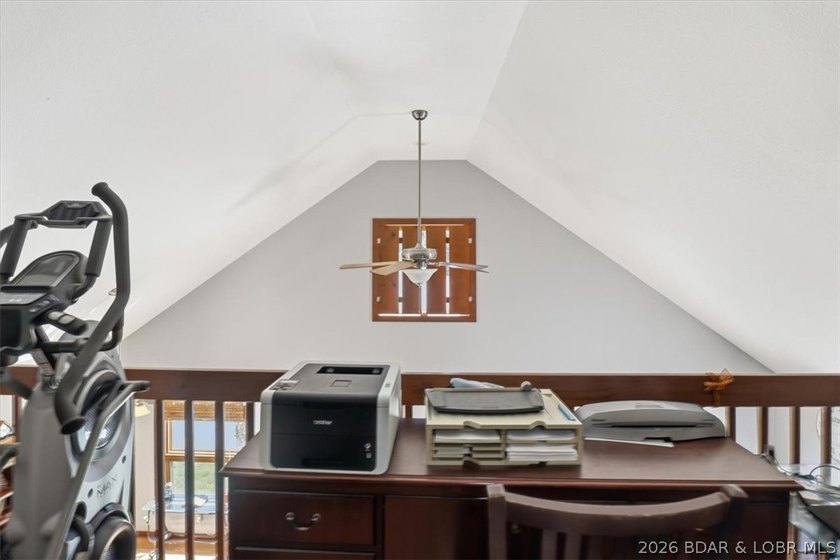 Discover a revitalized lakefront getaway situated at the 61.5 - photo 12