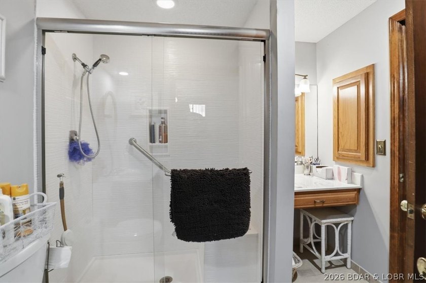 Discover a revitalized lakefront getaway situated at the 61.5 - photo 15