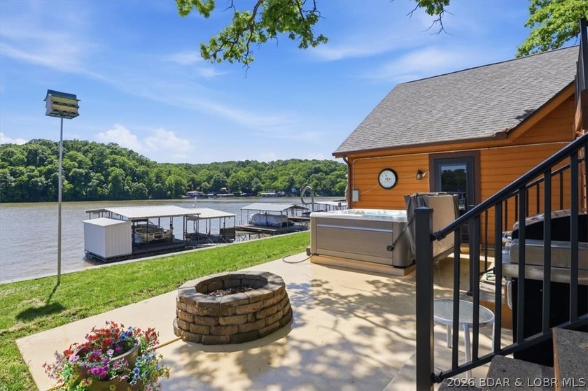 Discover a revitalized lakefront getaway situated at the 61.5 - photo 22
