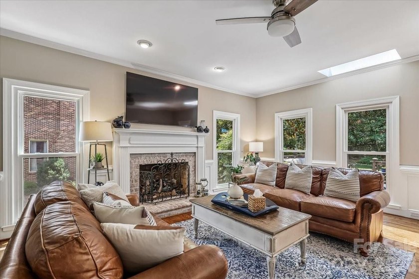 Beautiful full brick home in the desirable Berkeley community - photo 16