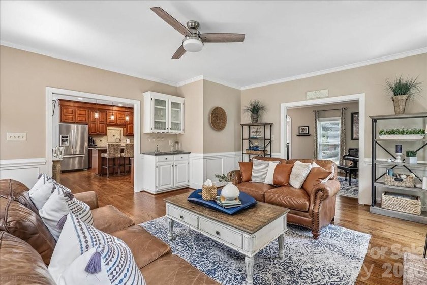 Beautiful full brick home in the desirable Berkeley community - photo 19