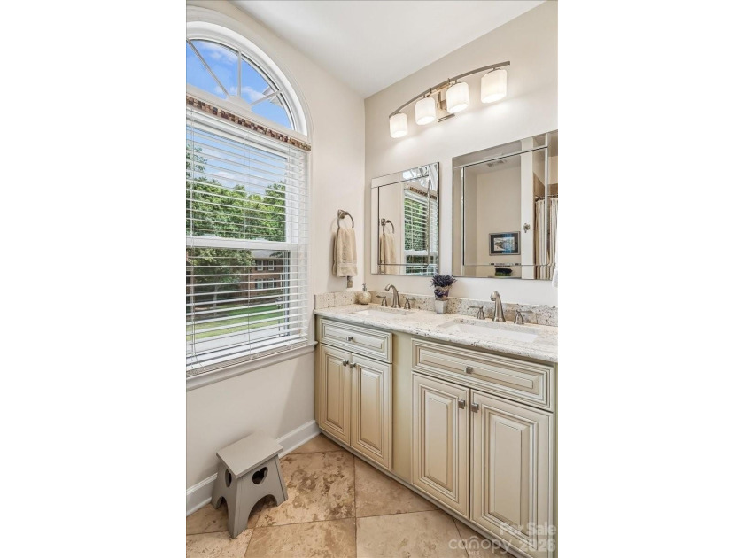 Beautiful full brick home in the desirable Berkeley community - photo 31