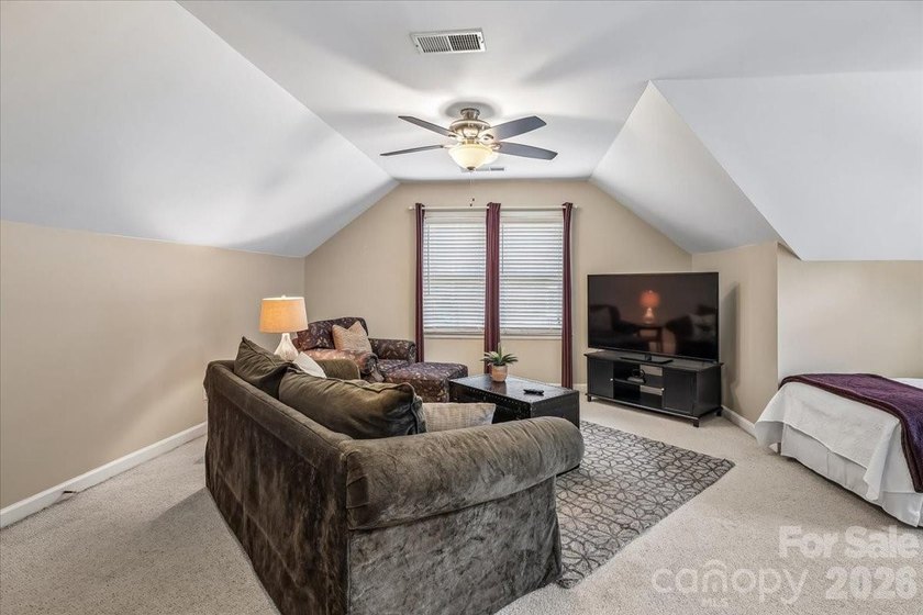 Beautiful full brick home in the desirable Berkeley community - photo 33
