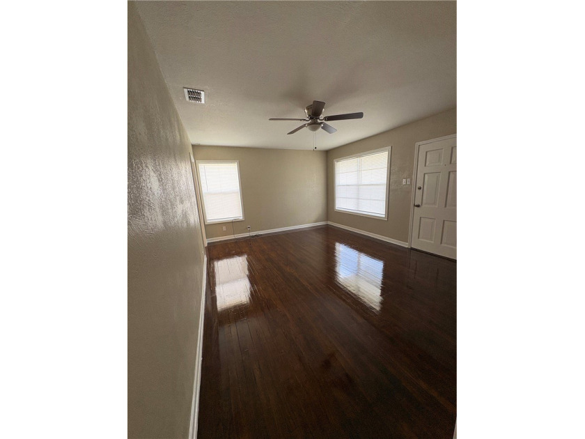 Darling home with stunning hardwood floors, great size rooms - photo 4
