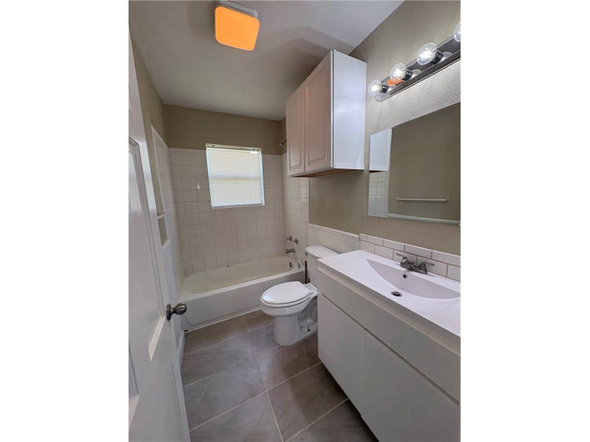 Darling home with stunning hardwood floors, great size rooms - photo 5