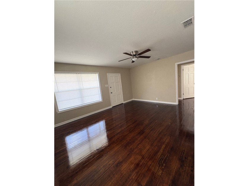 Darling home with stunning hardwood floors, great size rooms - photo 6