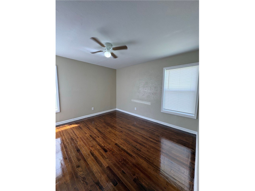 Darling home with stunning hardwood floors, great size rooms - photo 8