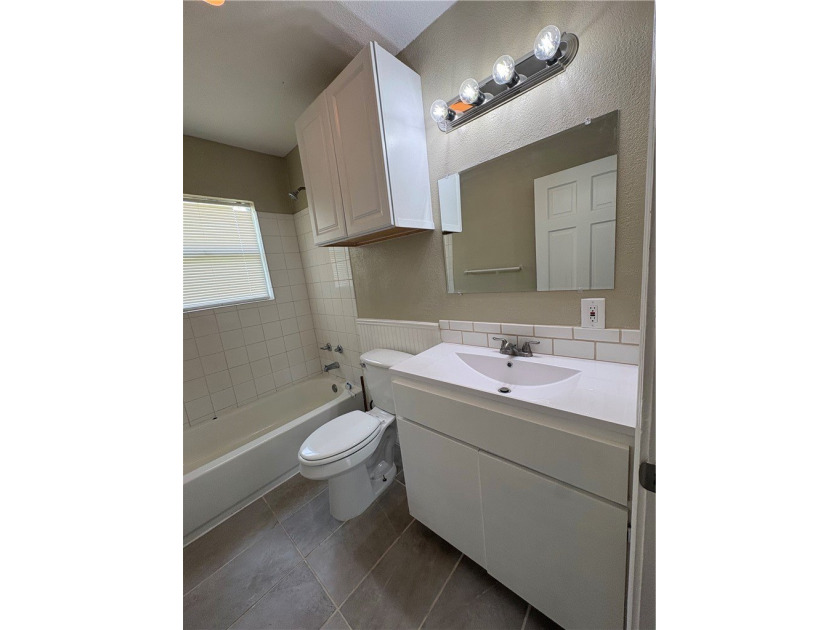Darling home with stunning hardwood floors, great size rooms - photo 9