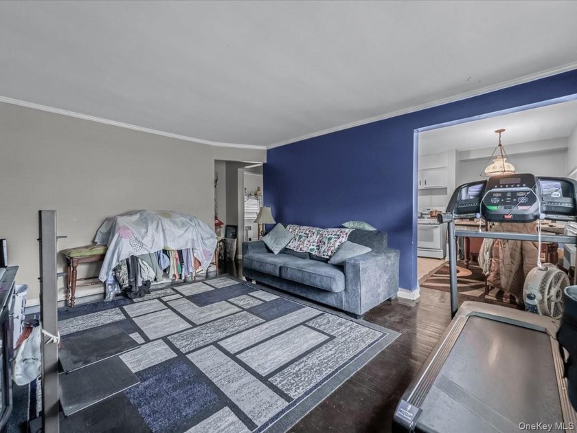 Large Brick 2-family in Pelham Bay. 2BR/1BA over 2BR/1BA over - photo 4