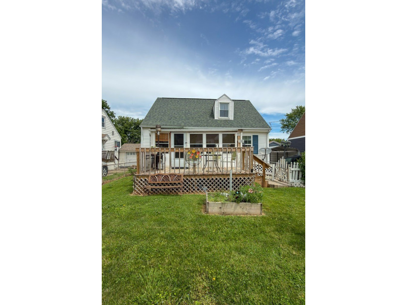 Lovingly maintained and full of warmth! This inviting home - photo 3