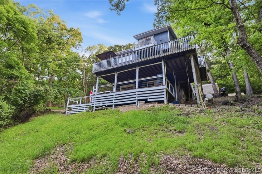 This stunning 4-bedroom, 3-bathroom lake home offers the perfect - photo 29