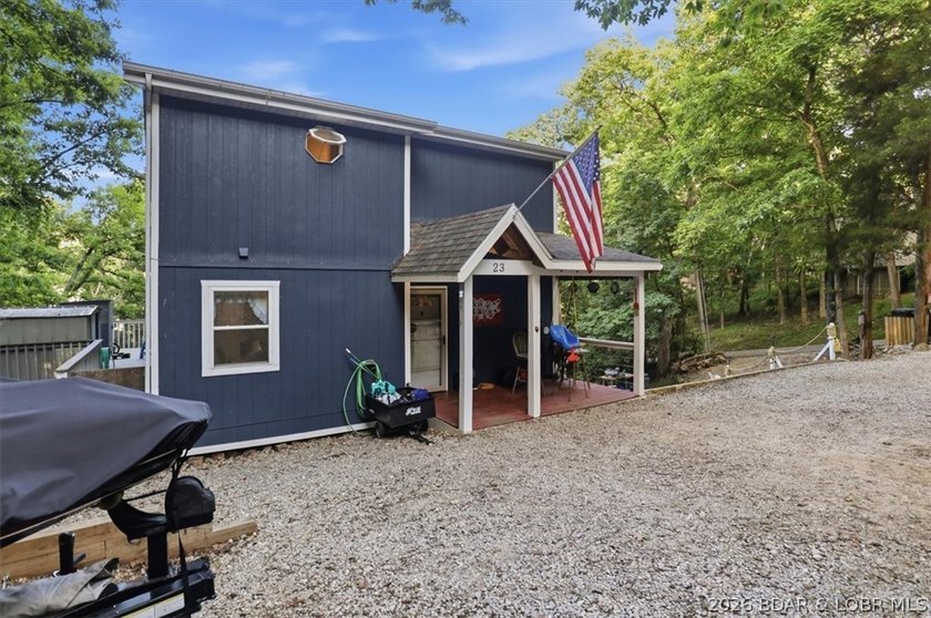 This stunning 4-bedroom, 3-bathroom lake home offers the perfect - photo 31