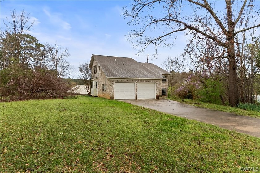 Waterfront opportunity on Lake Tuscaloosa! This 3-bedroom, 2 - photo 3