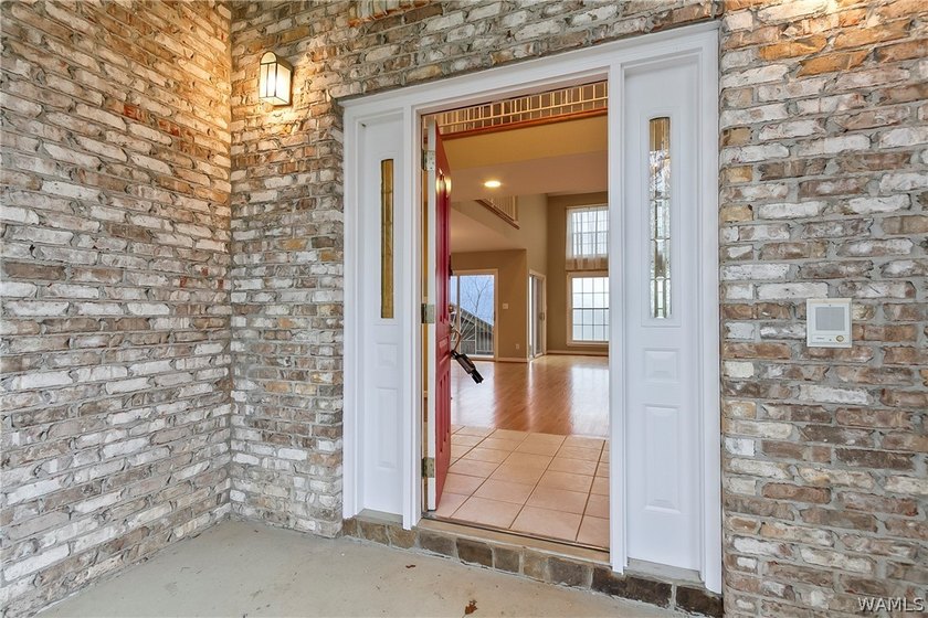 Waterfront opportunity on Lake Tuscaloosa! This 3-bedroom, 2 - photo 4