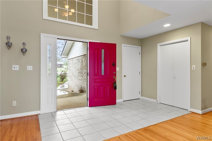 Waterfront opportunity on Lake Tuscaloosa! This 3-bedroom, 2 - photo 5