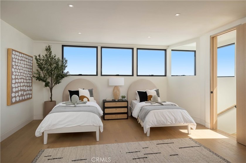 Perched atop an oceanfront bluff overlooking one of Laguna - photo 19