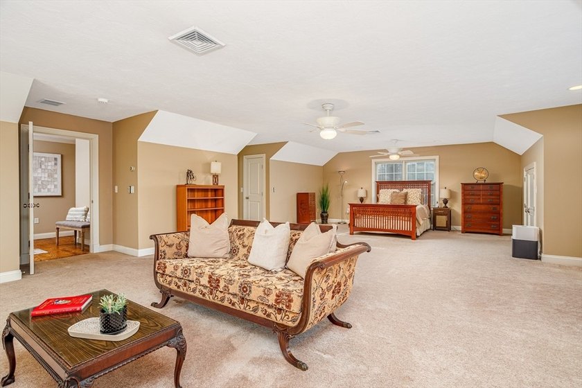 This 5 bed/4 bath, 5000+ sq ft residence offers the perfect - photo 25