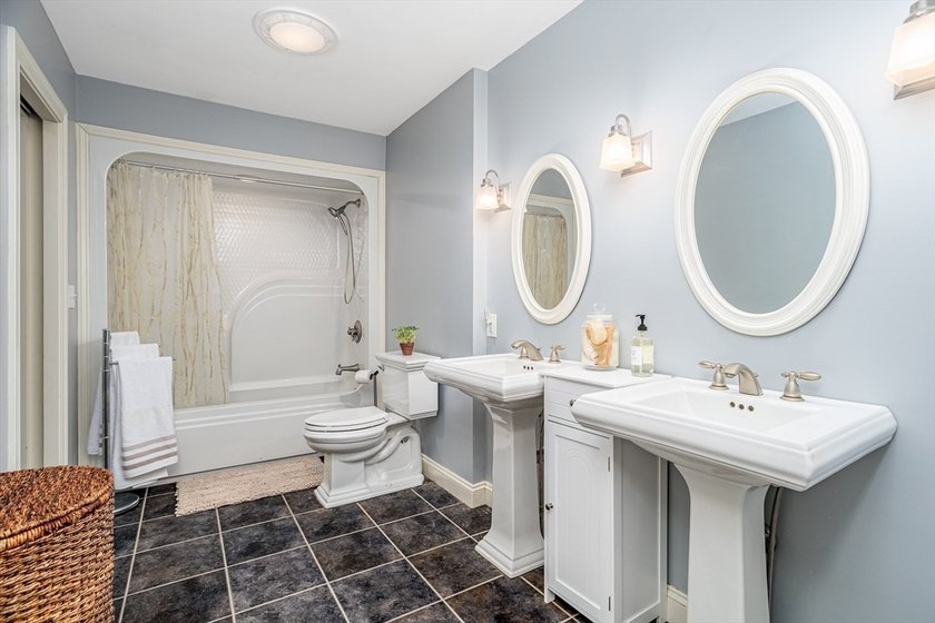 This 5 bed/4 bath, 5000+ sq ft residence offers the perfect - photo 37