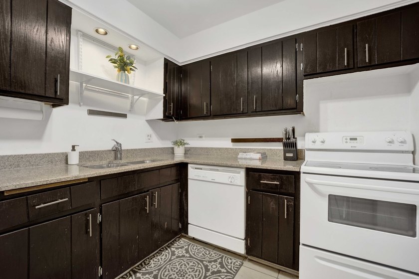 Two bedroom, one and a half bathroom 4th-floor corner unit in - photo 11