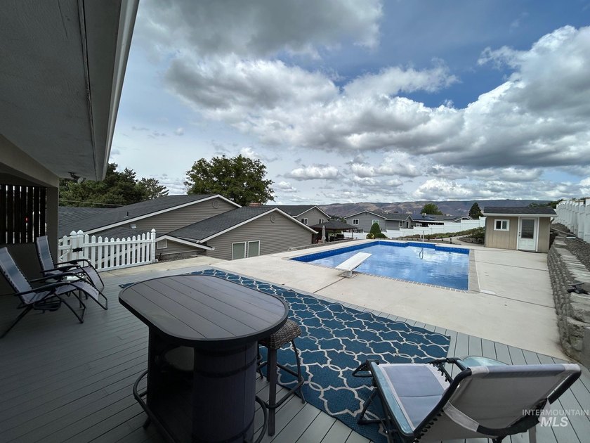 Stunning oasis with saltwater pool and outdoor entertaining - photo 41