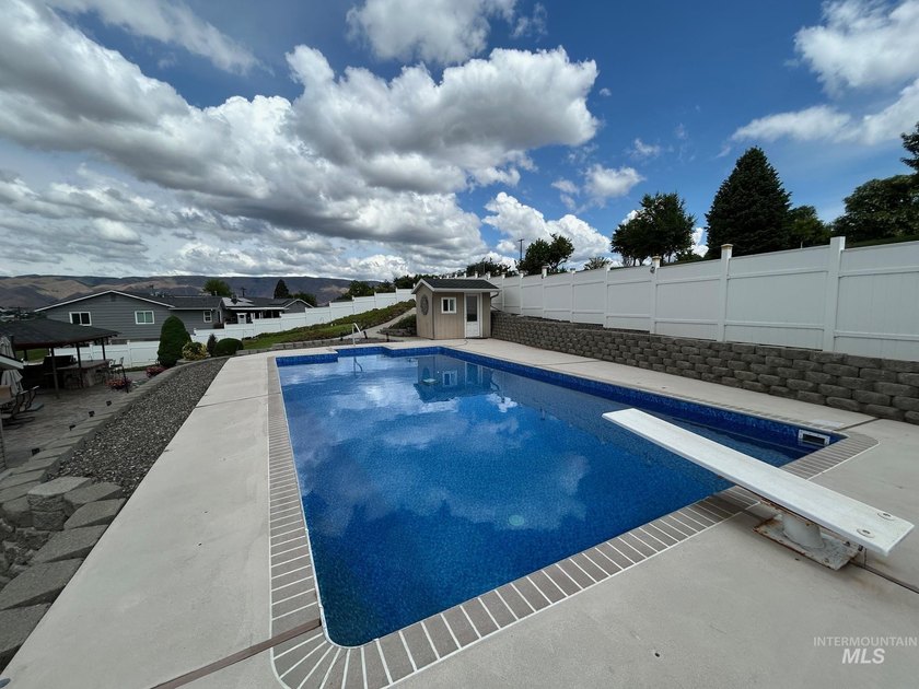 Stunning oasis with saltwater pool and outdoor entertaining - photo 44