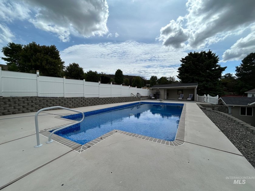 Stunning oasis with saltwater pool and outdoor entertaining - photo 45
