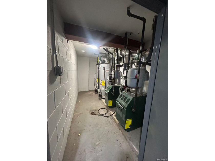Prime Mixed-Use Investment Opportunity! Well-maintained - photo 11