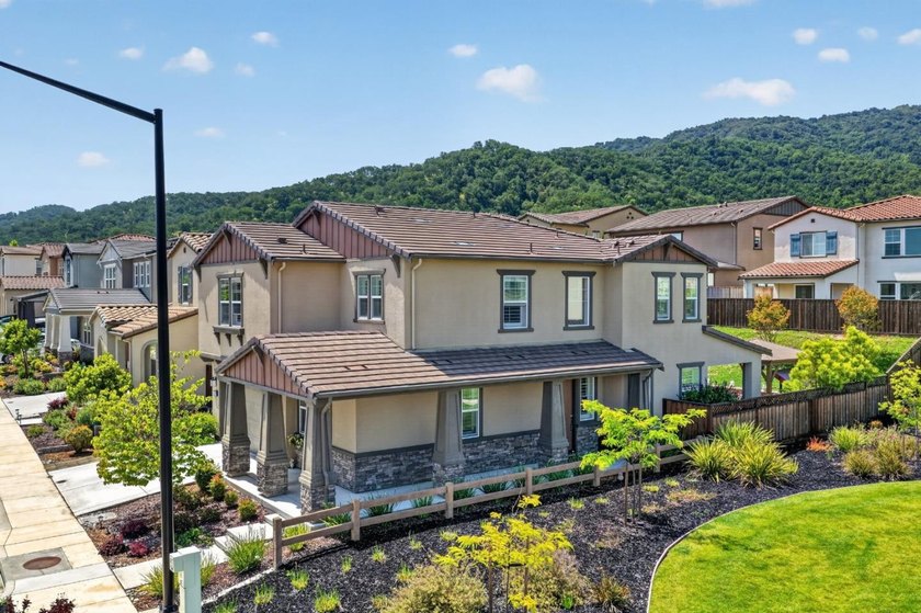 Welcome to this 6-year-old home with a thoughtfully designed - photo 50