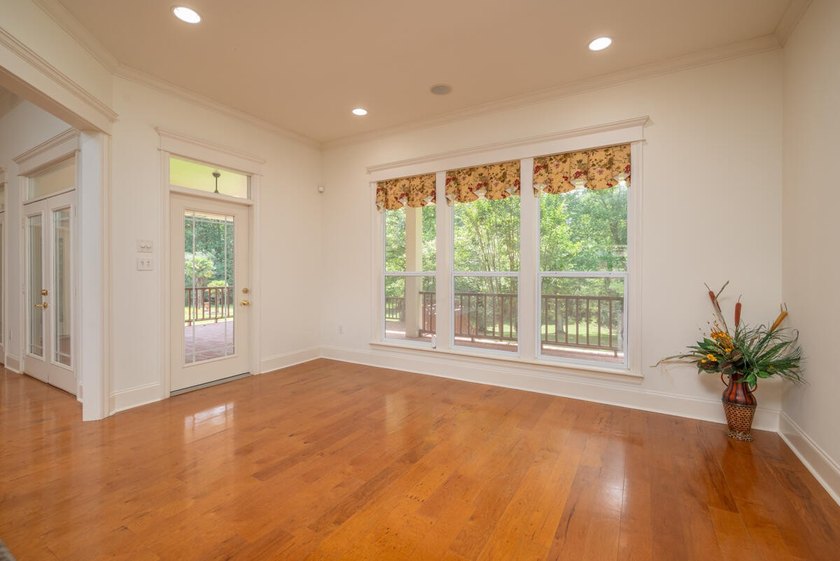 Stunning, triple split 4BD, 3BA, 2,769 sf, one-story brick home - photo 11