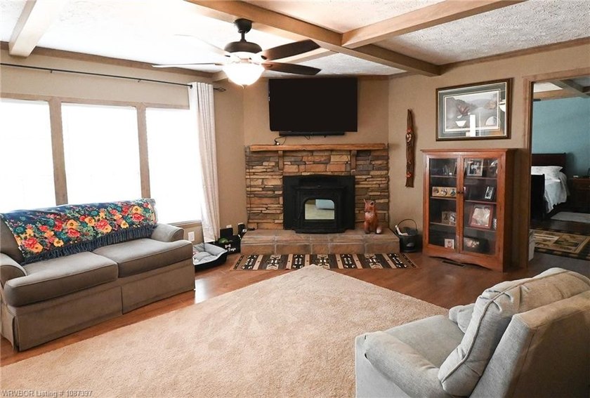 Dream property awaits! This 3 bedroom 2 bath custom built - photo 13