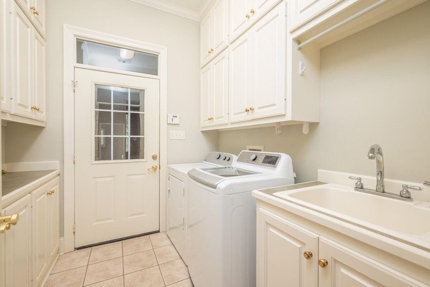 Stunning, triple split 4BD, 3BA, 2,769 sf, one-story brick home - photo 13