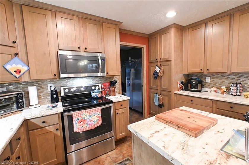 Dream property awaits! This 3 bedroom 2 bath custom built - photo 16