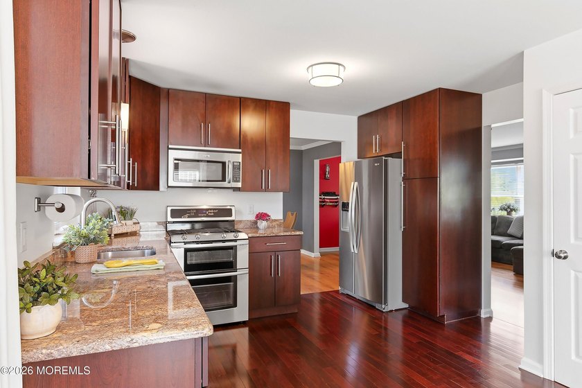 Welcome this beautifully maintained 4-bed, 2.5-bath Colonial w/ - photo 17