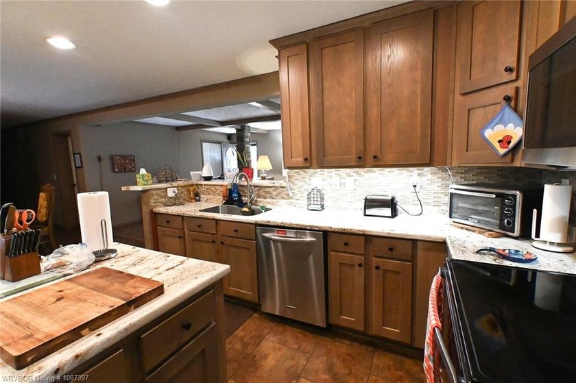 Dream property awaits! This 3 bedroom 2 bath custom built - photo 20