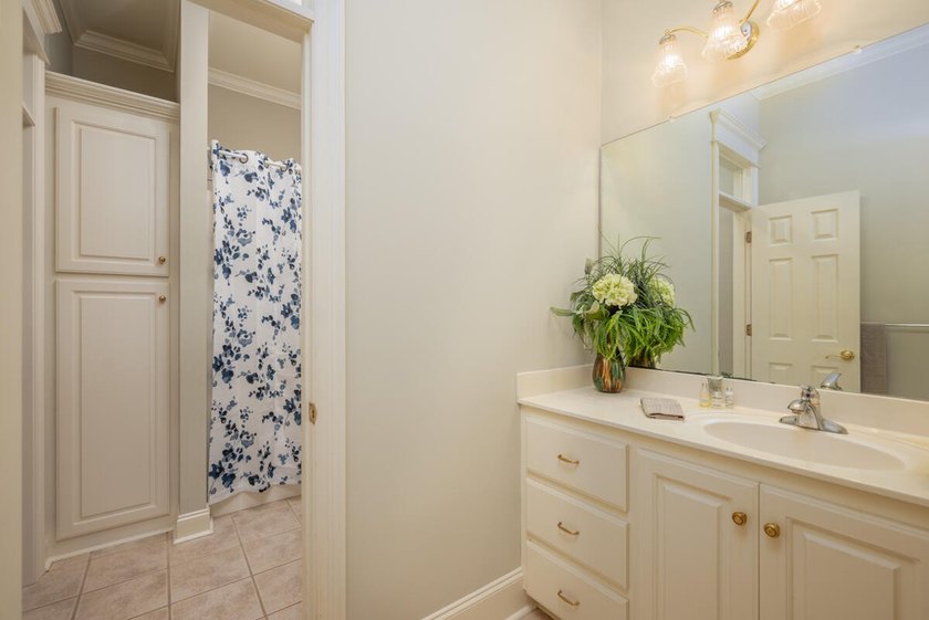 Stunning, triple split 4BD, 3BA, 2,769 sf, one-story brick home - photo 20