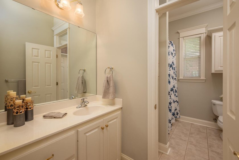 Stunning, triple split 4BD, 3BA, 2,769 sf, one-story brick home - photo 22