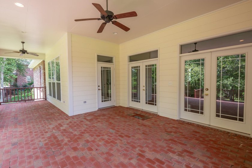 Stunning, triple split 4BD, 3BA, 2,769 sf, one-story brick home - photo 24