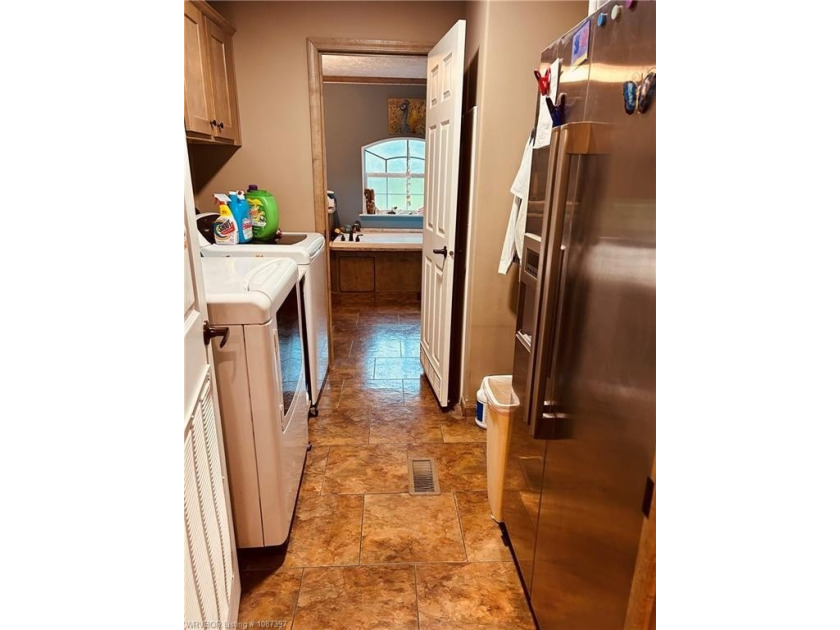 Dream property awaits! This 3 bedroom 2 bath custom built - photo 30