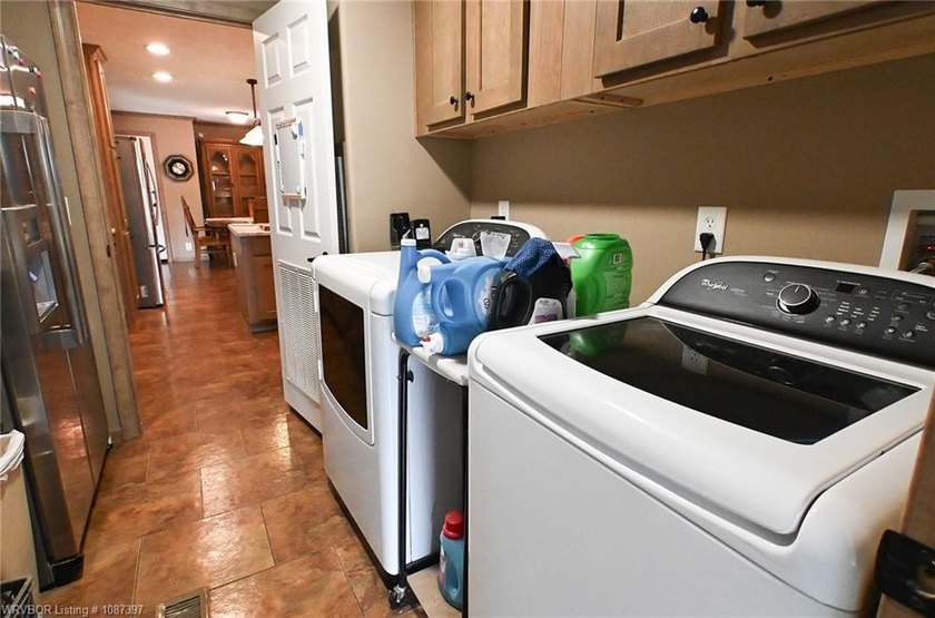 Dream property awaits! This 3 bedroom 2 bath custom built - photo 31