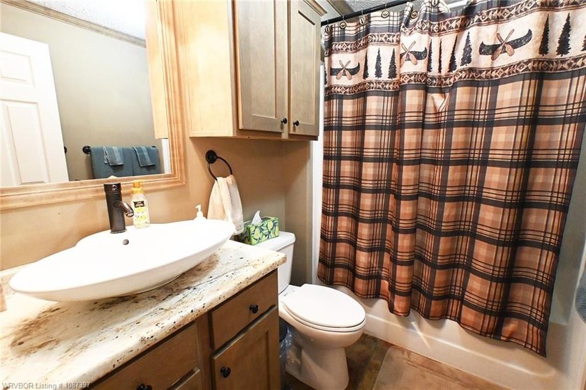 Dream property awaits! This 3 bedroom 2 bath custom built - photo 32