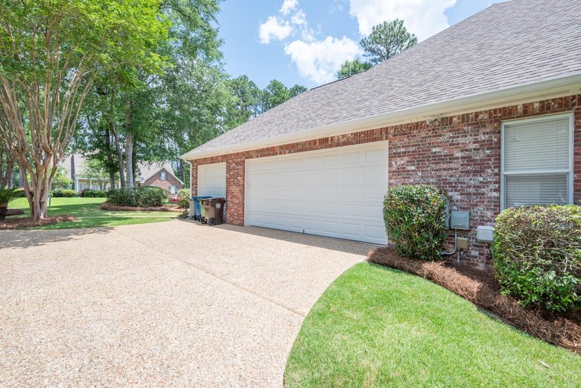 Stunning, triple split 4BD, 3BA, 2,769 sf, one-story brick home - photo 32