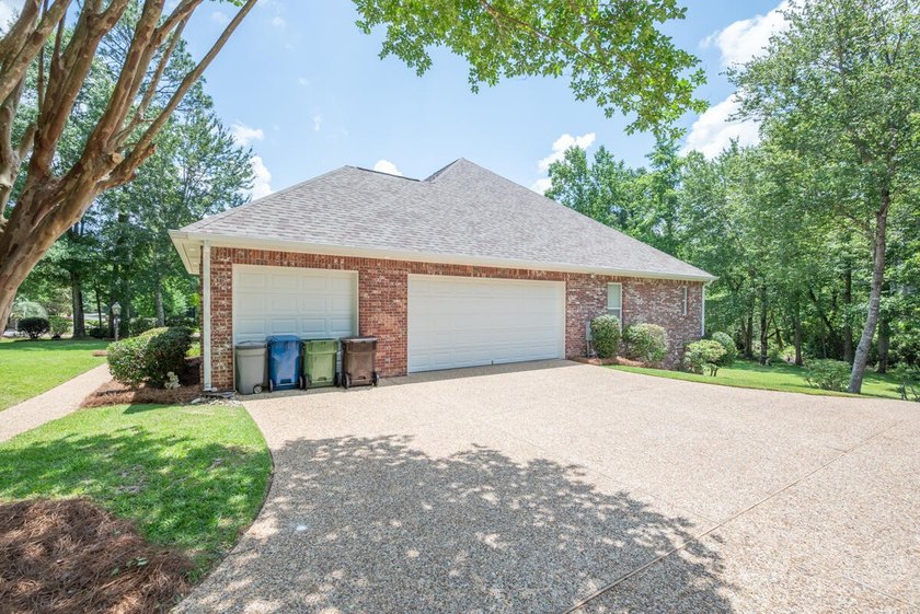 Stunning, triple split 4BD, 3BA, 2,769 sf, one-story brick home - photo 33