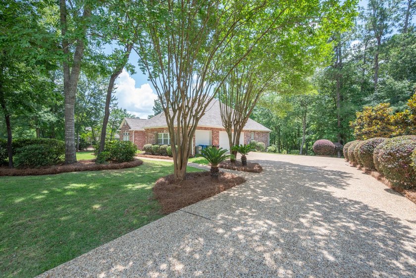 Stunning, triple split 4BD, 3BA, 2,769 sf, one-story brick home - photo 34