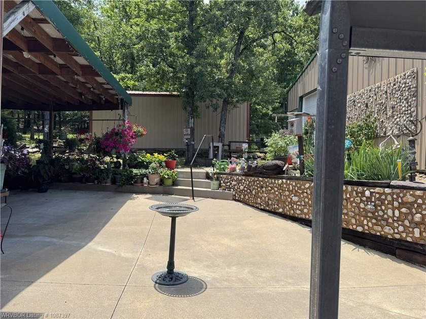 Dream property awaits! This 3 bedroom 2 bath custom built - photo 36