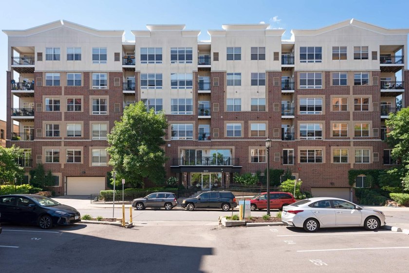 This beautifully updated end-unit condo is filled with natural - photo 38