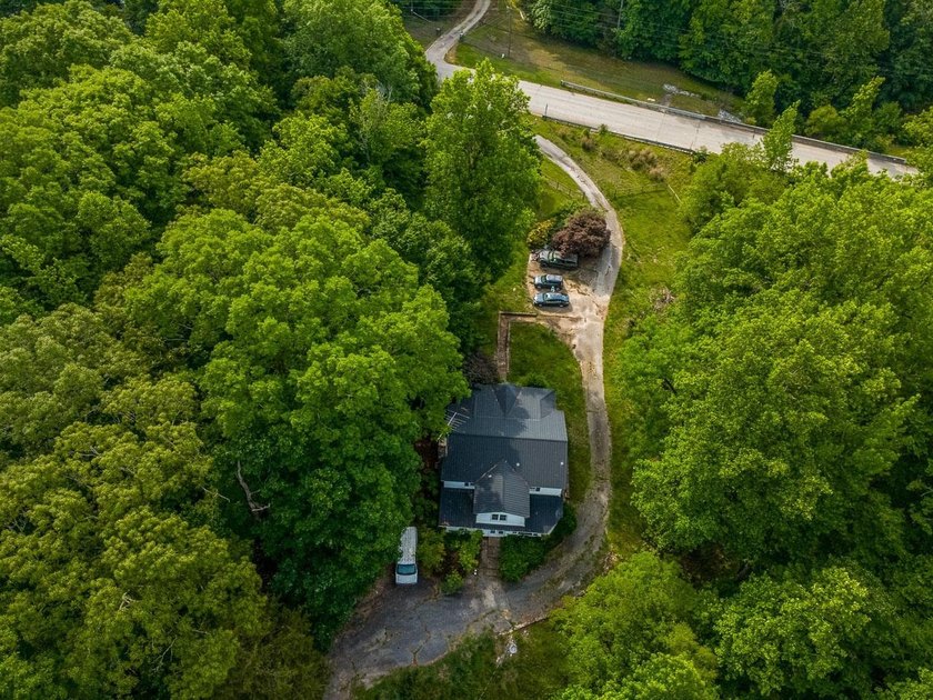 Enjoy country living with a combination of charm and privacy on - photo 14
