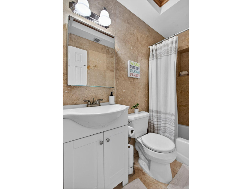 Clean, elegant, and meticulously maintained with a NEW ROOF - photo 13