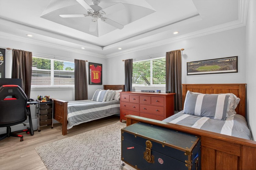 Clean, elegant, and meticulously maintained with a NEW ROOF - photo 14