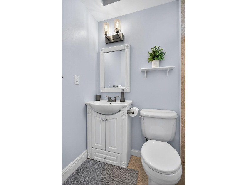 Clean, elegant, and meticulously maintained with a NEW ROOF - photo 18